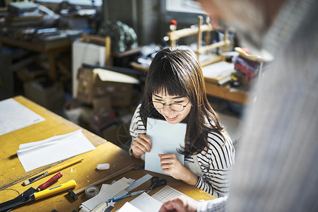 装订书本的年轻女孩背景图片