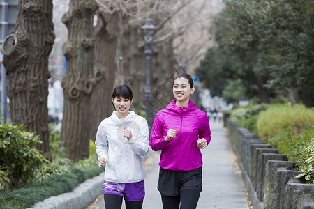  跑步的女性图片