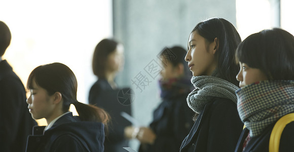 坐在大厅备考的学生走进考场高清图片