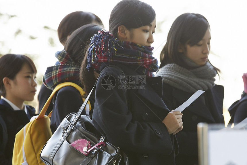 手拿准考证等待的学生图片