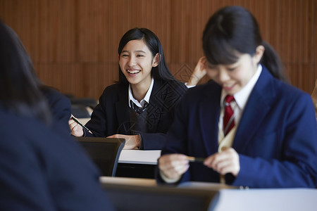 在考场开心笑的学生形象高清图片