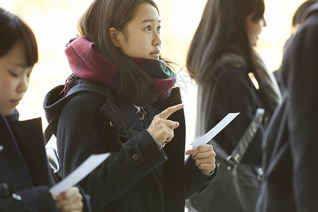 对比成绩信息的女学生图片