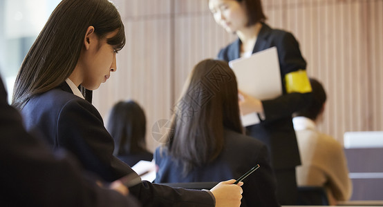 参加升学考试的女学生形象图片