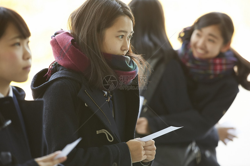 紧张等待考试结果公布的学生图片