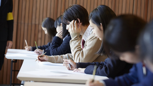 青少年制服学生参加考试图片