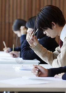 高中生大学入学考考试中的学生图片