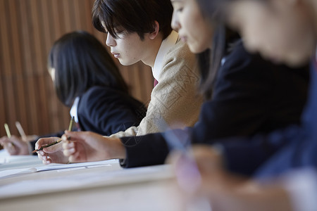 在考场认真考试的学生图片