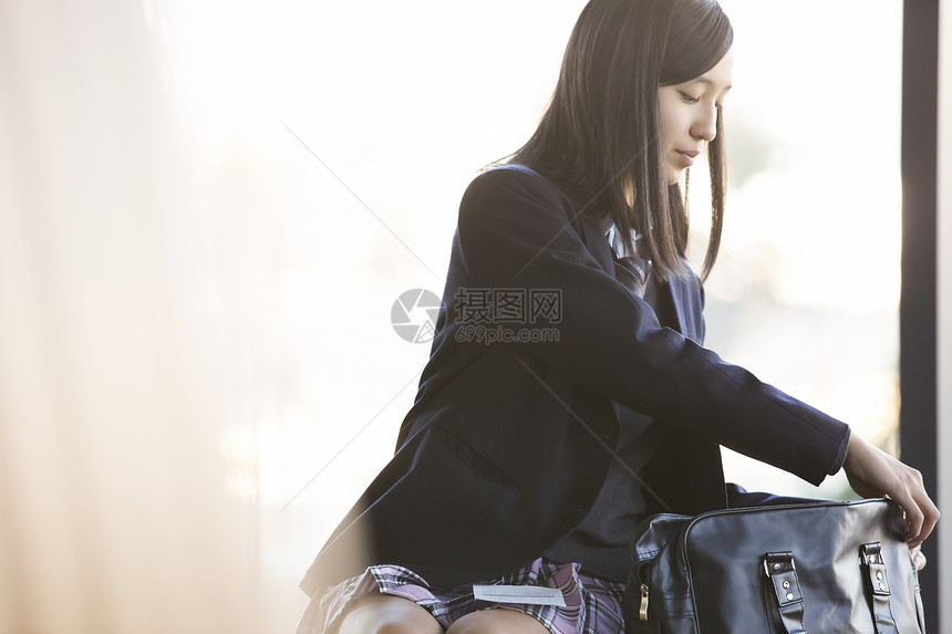 考场里背着包拿着准考证的女生图片