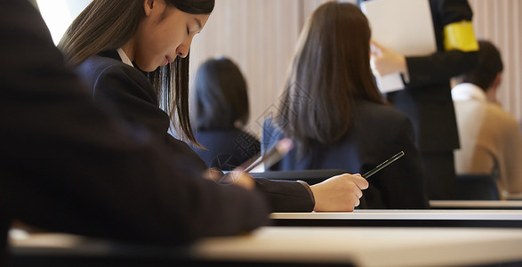 在考场认真考试的学生图片