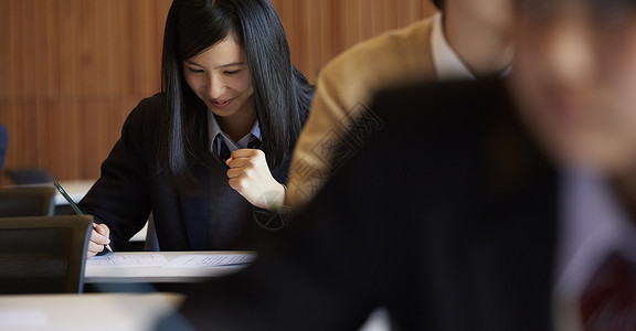 在考场认真答题的学生高清图片