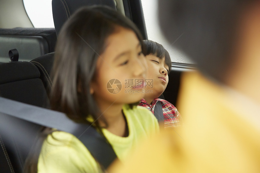 驾车家庭旅行睡着的小男孩图片