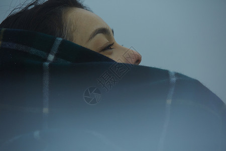 迷雾中裹着围巾的女人侧脸图片