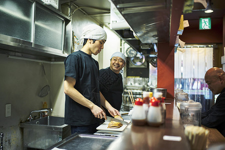 在制作食物的厨师和等待用餐的顾客日本人高清图片素材