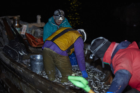 夜晚工作辛勤的渔民们图片