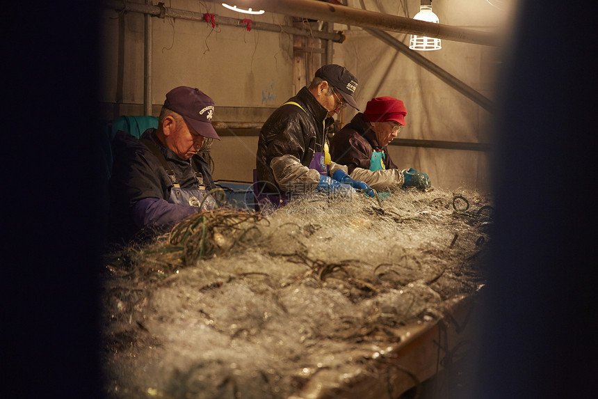 深夜在仓库工作的渔民图片