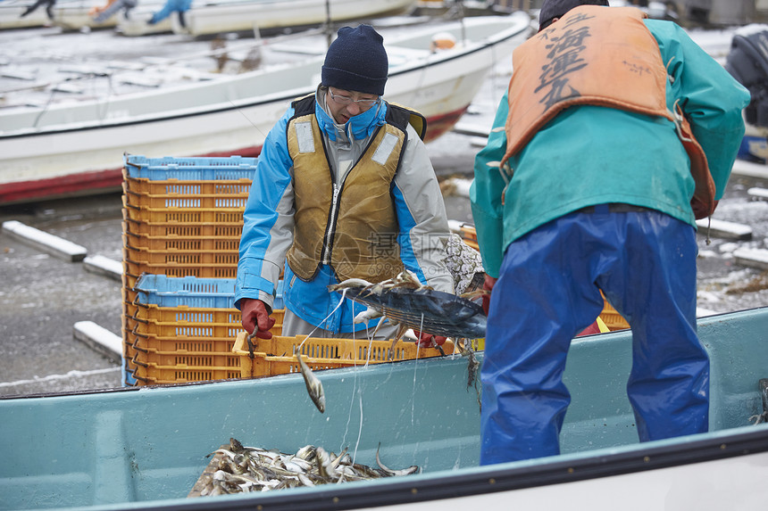 冬季港口正在工作的渔民图片