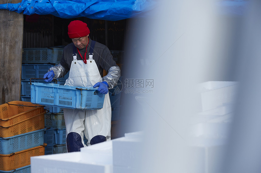 早晨准备在鱼市卖鱼的人图片