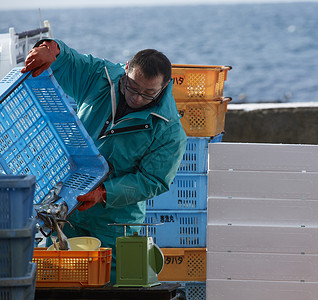 早晨准备在鱼市卖鱼的人渔夫高清图片素材