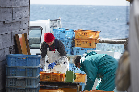 海边渔民早晨忙碌形象日本高清图片素材