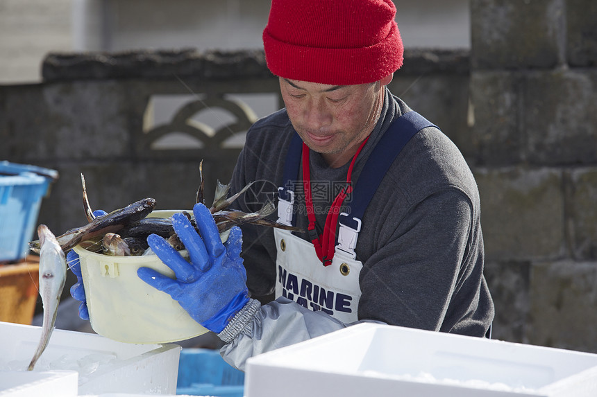 日本渔民正在从轻型卡车上取下海鲜图片