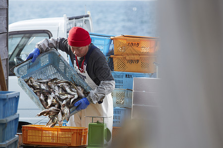 在鱼市场工作的渔民费希尔高清图片素材