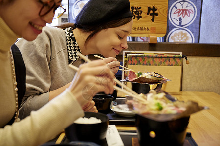 旧城区朋友韩式烧烤享受飞beef牛肉美食午餐和日本女外国女图片
