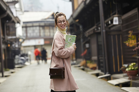 高山温泉女生少女妇女观光的老街道图片