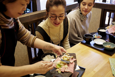 旧城区高山榻榻米地板享受飞beef牛肉美食午餐和日本女外国女图片
