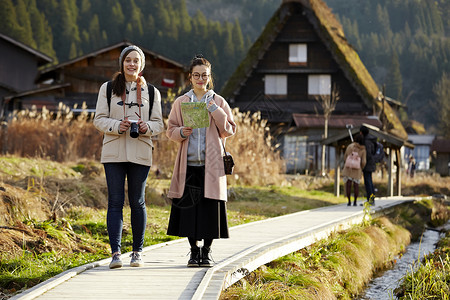 冬来了带着相机和地图的两个女人来采风岐阜县背景