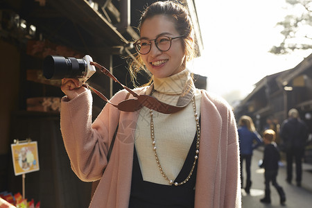 旧城区带着相机和地图的女人来采风岐阜县背景