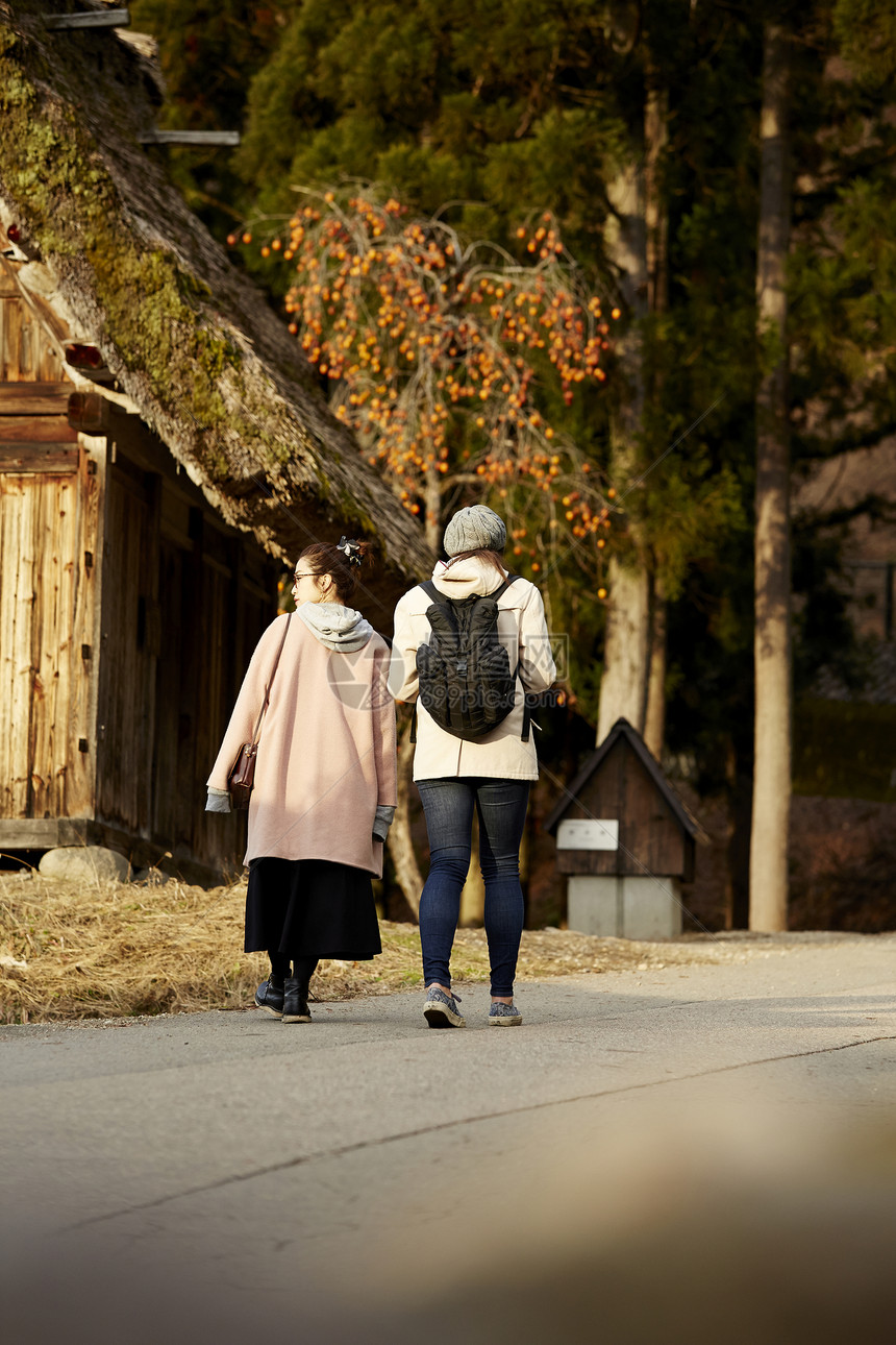 带着相机和地图的两个女人来采风岐阜县图片