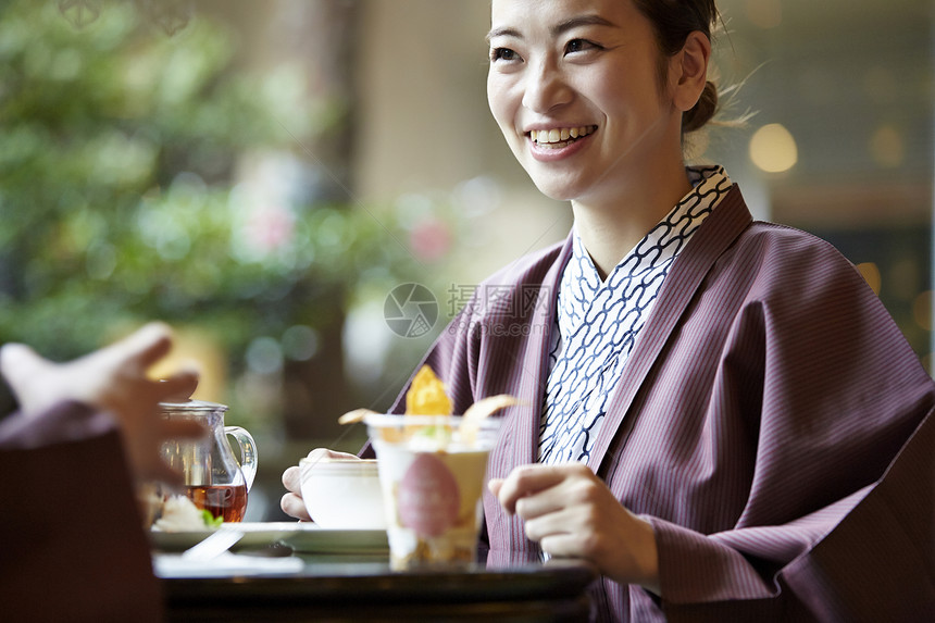 两个女人换上现代和服说笑吃喝图片