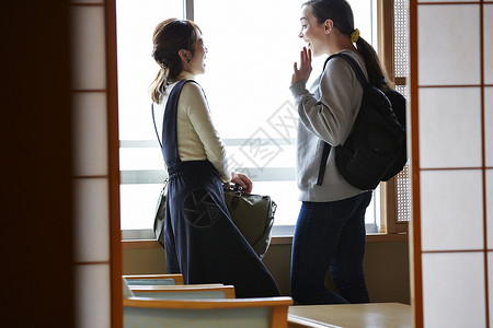 两个女人在温泉旅馆窗边说笑图片