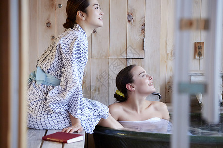 外部露天池白人东海地区外国女和日本女享受户外浴图片