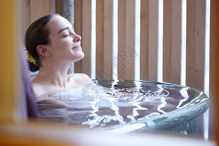 30多岁女士假日喜欢户外沐浴的外国女图片