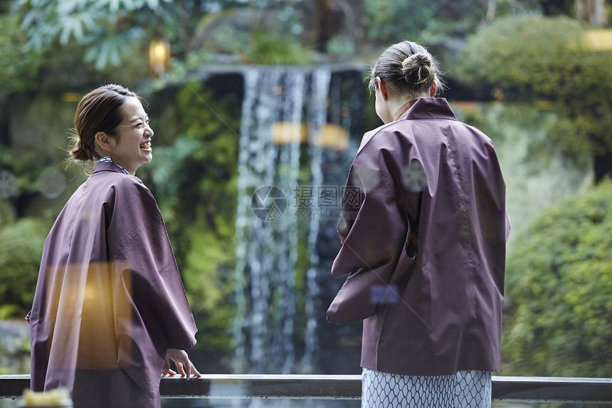 亲密朋友说话打破外国妇女享受旅行和日本妇女图片