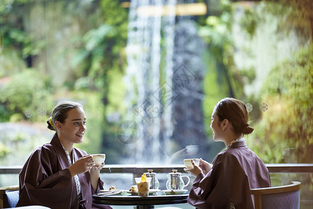 温泉酒店白人日式花园外国妇女享受旅行和日本妇女图片