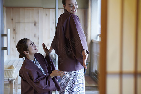 外国人旅途日式房间外国妇女享受旅行和日本妇女图片