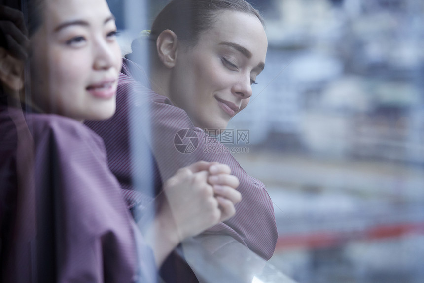 穿着现代和服趴在栏杆上的两个女人图片