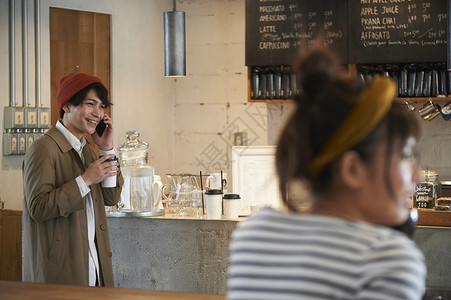 咖啡馆放松喝咖啡的女顾客和打电话的男人图片