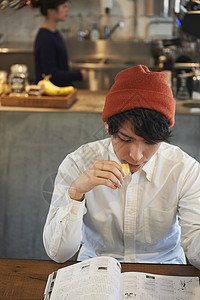 青山书苑在咖啡馆喝下午茶看杂志的男青年背景