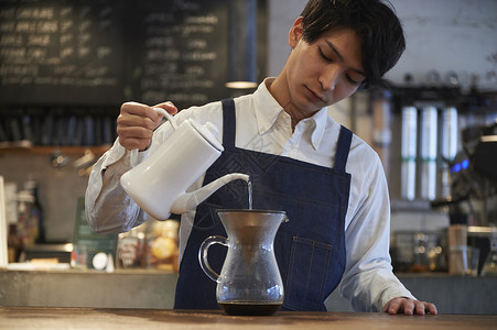 冲泡咖啡的咖啡师图片