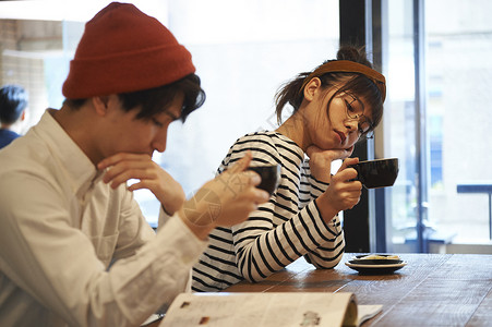 在咖啡厅放松喝咖啡的年轻人图片