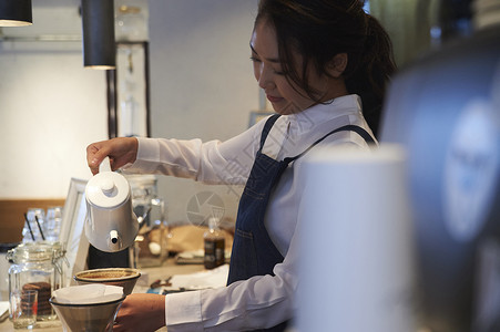 女性咖啡师冲泡咖啡图片