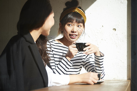 二十几岁吃喝人物一个喜欢咖啡馆阳光说话的女人图片