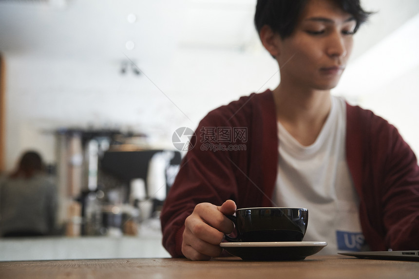 喝咖啡的年轻男性图片