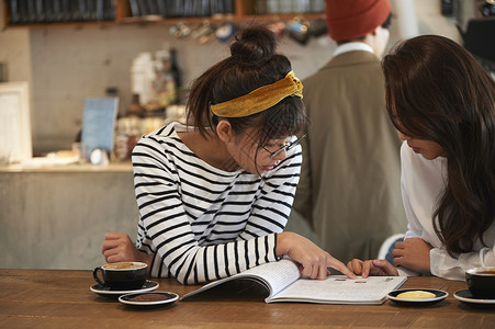 青山书苑喝咖啡放松聊天的年轻女性背景