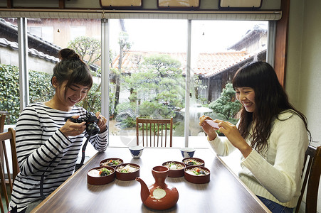 观光旅游享受美食的女孩图片