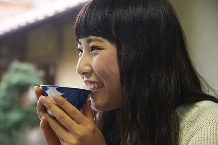 旅游观光喝茶的女孩图片