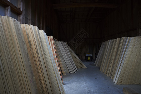 木材场里整整齐齐的木材背景图片